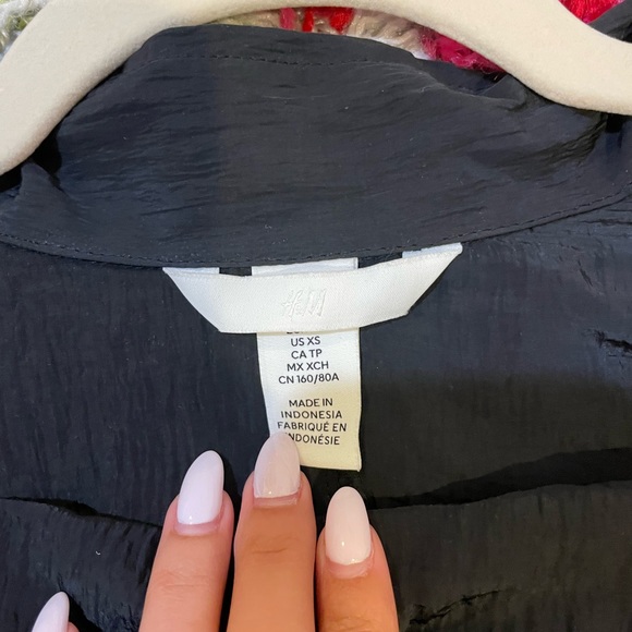 HM black top! - Picture 3 of 3